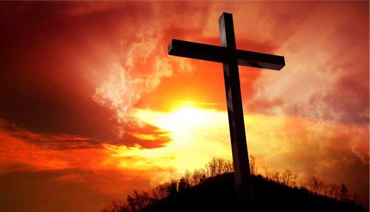 Céu brilhante da luz da manhã que chega e a cruz de Cristo